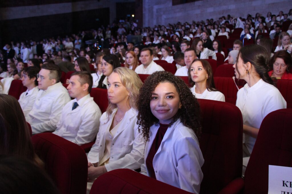 Торжественная церемония вручения диплома врача - выпускника медицинского факультета ЧГУ 2025 (Фоторепортаж)